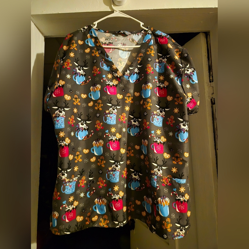 Serene holiday scrub top size 2x.